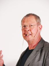 Herr Strobel eröffnet die Podiumsdiskussion