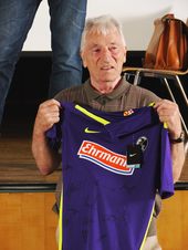 Herr Manfred Kluth präsentiert das SC Trikot