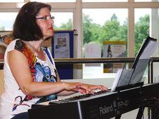 Dr. med. Annelie Schwind, Fachärztin f. Psychiatrie und Psychotherapie Ärztliche Klinikleitung der Rehaklinik Lindenhof; Piano